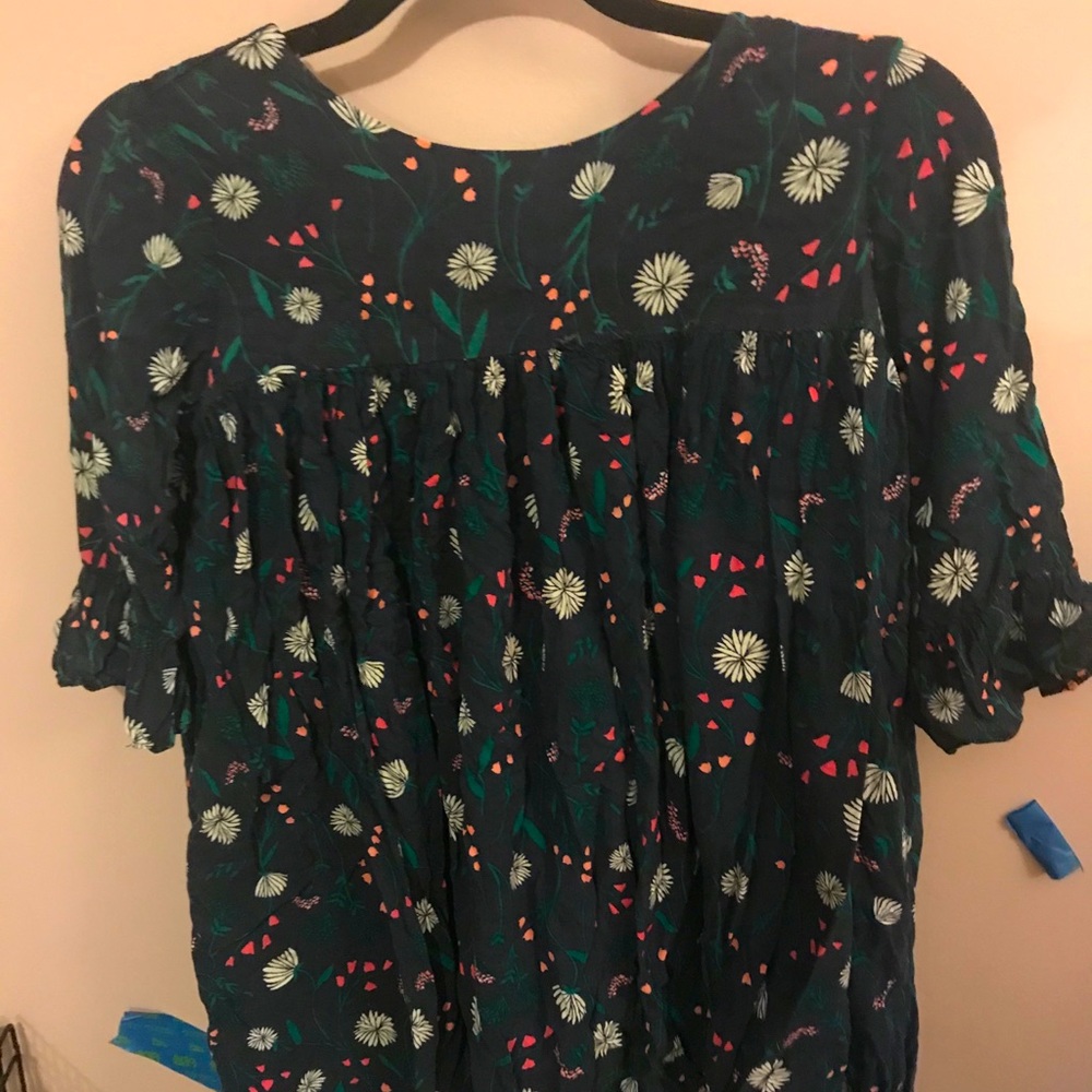 Floral flowey top.
